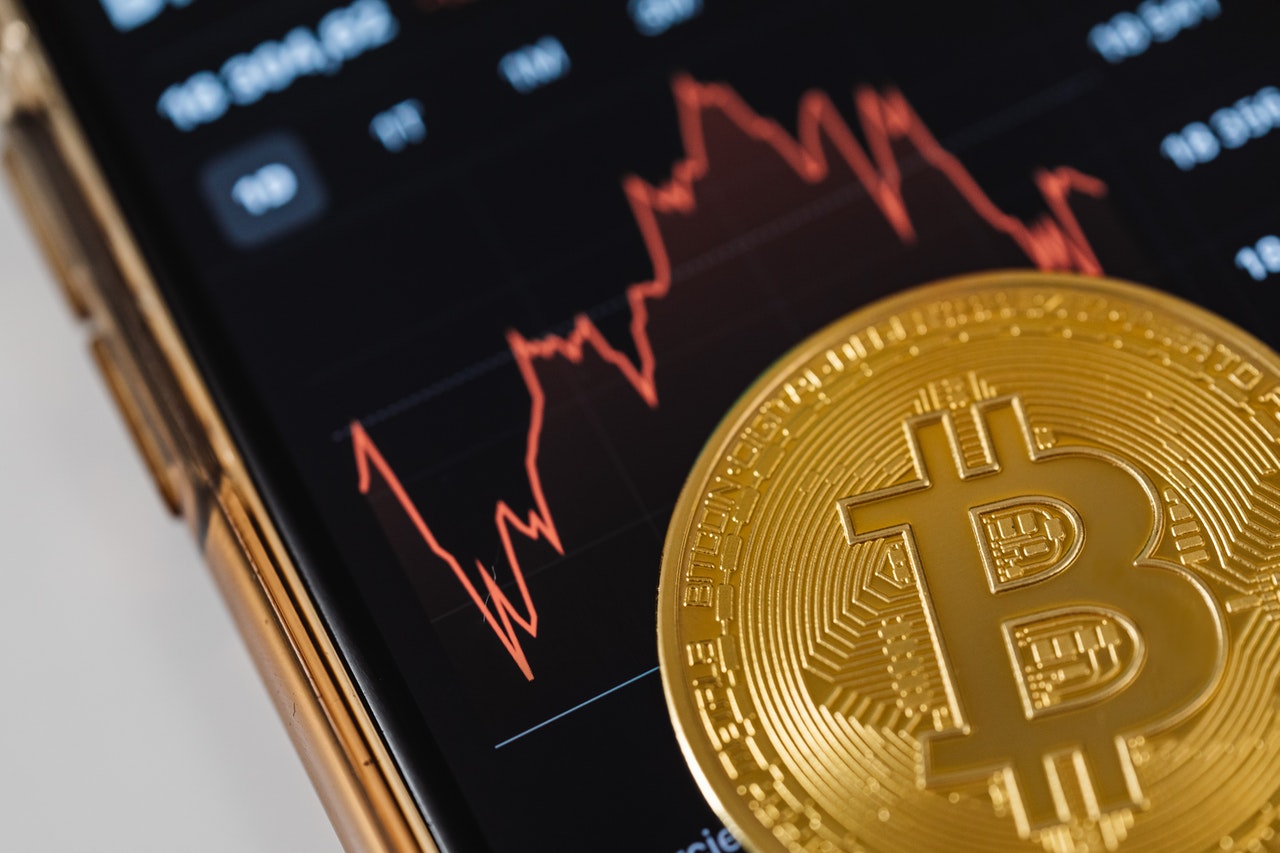 Cryptomonnaies: le Bitcoin perd 50% de sa valeur depuis novembre
